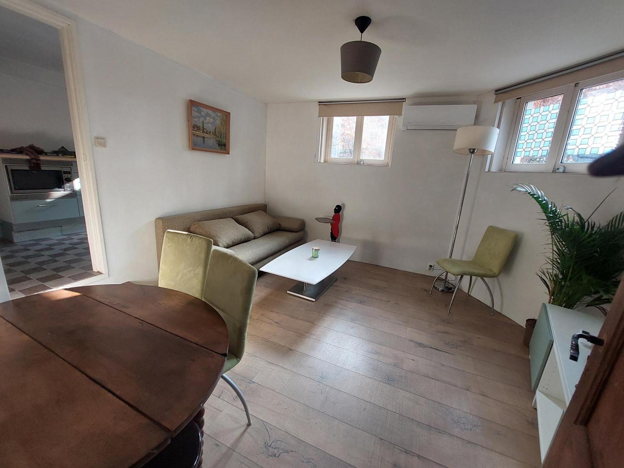 Cosy In Basement Apartment *